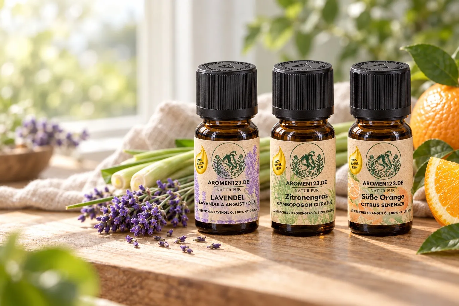 Lavendel, Lemongras und Orange süß – drei ätherische Öle des Duftgarten-Sets mit Lavendelblüten, Zitronengras und Orangen